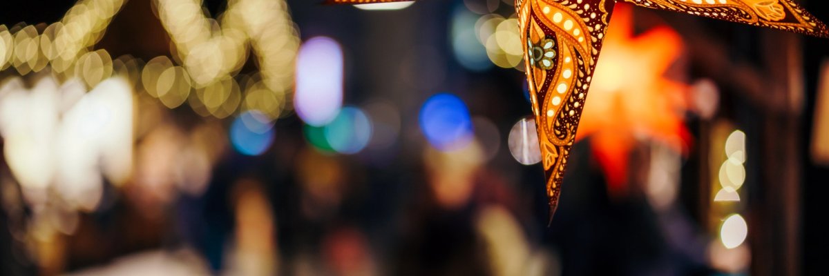 Coloreful stars illuminated on Xmas tree at Christmas Market in Hamburg, Germany Coloreful stars illuminated on Xmas tree at Christmas Market in Hamburg, Germany
